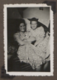 Fotografie z albumu rodziny Stanisławy Ladwiniec z Białej Podlaskiej : Stanisława Ladwiniec z przyjaciółką Anną Goriaczko