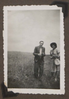 Fotografie z albumu rodziny Stanisławy Ladwiniec z Białej Podlaskiej : Stanisława Ladwiniec ze znajomym na spacerze