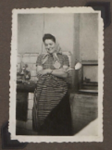 Fotografie z albumu rodziny Stanisławy Ladwiniec z Białej Podlaskiej : Stanisława Ladwiniec w kuchni w domu przy ul. Rolniczej