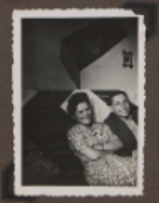 Fotografie z albumu rodziny Stanisławy Ladwiniec z Białej Podlaskiej : w domu przy ul. Rolniczej