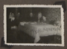 Fotografie z albumu rodziny Stanisławy Ladwiniec z Białej Podlaskiej : rodzina Ladwińców w domu przy ul. Nowej