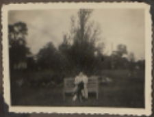 Fotografie z albumu rodziny Stanisławy Ladwiniec z Białej Podlaskiej : plac przed szpitalem św. Karola Boromeusza w Białej Podlaskiej