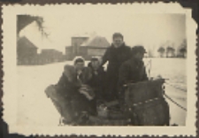 Fotografie z albumu rodziny Stanisławy Ladwiniec z Białej Podlaskiej : wycieczka saniami po okolicach Białej Podlaskiej