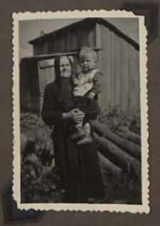 Fotografie z albumu rodziny Stanisławy Ladwiniec z Białej Podlaskiej : Zofia Ladwiniec z wnukiem Zbyszkiem na podwórku przy ul. Nowej