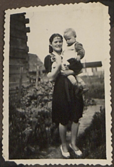 Fotografie z albumu rodziny Stanisławy Ladwiniec z Białej Podlaskiej : Stanisława Ladwiniec z bratankiem Zbyszkiem na podwórku przy ul. Nowej
