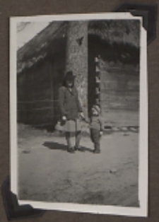 Fotografie z albumu rodziny Stanisławy Ladwiniec z Białej Podlaskiej : Stanisława Ladwiniec z bratankiem Zbyszkiem za stodołą na ul. Nowej