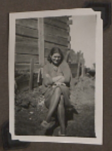 Fotografie z albumu rodziny Stanisławy Ladwiniec z Białej Podlaskiej: Stanisława Ladwiniec na podwórku obok domu rodzinnego przy ul. Nowej