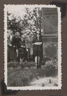 Fotografie z albumu rodziny Stanisławy Ladwiniec z Białej Podlaskiej : grupa bialczan przy pomniku Józefa Ignacego Kraszewskiego w Białej Podlaskiej