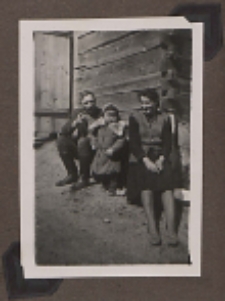 Fotografie z albumu rodziny Stanisławy Ladwiniec z Białej Podlaskiej : Antoni Kroszczyński z żoną Franciszką Kroszczyńską z Ladwińców i Zbigniewem Ladwińcem