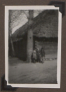 Fotografie z albumu rodziny Stanisławy Ladwiniec z Białej Podlaskiej : za stodołą przy ul. Nowej