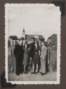 Fotografie z albumu rodziny Stanisławy Ladwiniec z Białej Podlaskiej : grupa młodzieży na podwórku w okolicach ul. Narutowicza i Brzeskiej