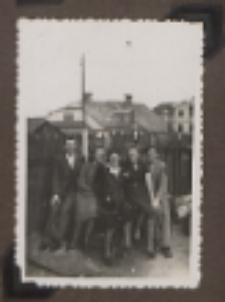 Fotografie z albumu rodziny Stanisławy Ladwiniec z Białej Podlaskiej : grupa młodzieży na podwórku w okolicach ul. Narutowicza i Brzeskiej