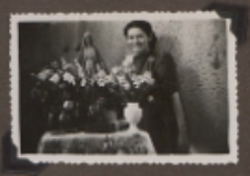 Fotografie z albumu rodziny Stanisławy Ladwiniec z Białej Podlaskiej : Stanisława Ladwiniec w domu przy ul. Rolniczej