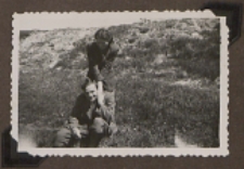 Fotografie z albumu rodziny Stanisławy Ladwiniec z Białej Podlaskiej : Stanisława Ladwiniec z kolegą w rejonie nasypu kolejki wąskotorowej w Białej Podlaskiej