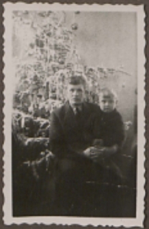 Fotografie z albumu rodziny Stanisławy Ladwiniec z Białej Podlaskiej : Kazimierz Ladwiniec z synem Zbigniewem przed choinką
