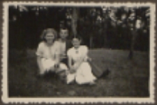 Fotografie z albumu rodziny Stanisławy Ladwiniec z Białej Podlaskiej : przyjaciółki na wycieczce plenerowej w okolicach Białej Podlaskiej
