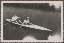 Fotografie z albumu rodziny Stanisławy Ladwiniec z Białej Podlaskiej : przejażdżka kajakiem po Krznie