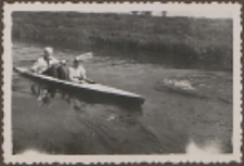 Fotografie z albumu rodziny Stanisławy Ladwiniec z Białej Podlaskiej : przejażdżka kajakiem po Krznie