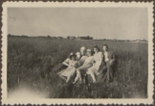 Fotografie z albumu rodziny Stanisławy Ladwiniec z Białej Podlaskiej : grupa przyjaciół na łące nad Krzną