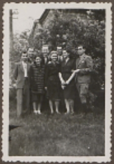 Fotografie z albumu rodziny Stanisławy Ladwiniec z Białej Podlaskiej : grupa zaprzyjaźnionej młodzieży bialskiej