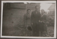 Fotografie z albumu rodziny Stanisławy Ladwiniec z Białej Podlaskiej: Stanisława Ladwiniec na podwórku obok domu przy ul. Rolniczej