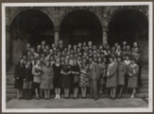 Fotografie z albumu rodziny Stanisławy Ladwiniec z Białej Podlaskiej: studenci przed aulą Uniwerystetu Adama Mickiewicza w Poznaniu