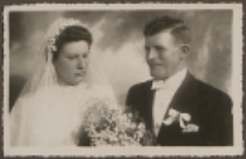 Fotografie z albumu rodziny Stanisławy Ladwiniec z Białej Podlaskiej : zdjęcie ślubne Kazimierza Ladwińca i Władysławy z domu Machnio (druga żona)