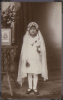 Fotografie z albumu rodziny Stanisławy Ladwiniec z Białej Podlaskiej: pamiątkowe zdjęcie Stanisławy Ladwiniec z I Komunii Świętej
