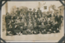 Fotografie z albumu rodziny Stanisławy Ladwiniec z Białej Podlaskiej : pamiątkowe zdjęcie ukończenia 7-klasowej Publicznej Szkoły Powszechnej im. Królowej Jadwigi w Białej Podlaskiej