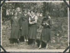 Fotografie z albumu rodziny Stanisławy Ladwiniec z Białej Podlaskiej : harcerki bialskie