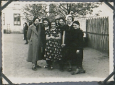 Fotografie z albumu rodziny Stanisławy Ladwiniec z Białej Podlaskiej : uczennice działu handlowego Publicznej Szkoły Dokształcającej Zawodowej w Białej Podlaskie przy ul. Prostejj