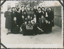 Fotografie z albumu rodziny Stanisławy Ladwiniec z Białej Podlaskiej : uczennice klasy handlowej Publicznej Szkoły Dokształcającej Zawodowej w Białej Podlaskie przy ul. Prostej