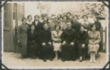 Fotografie z albumu rodziny Stanisławy Ladwiniec z Białej Podlaskiej : uczennice działu handlowego Publicznej Szkoły Dokształcającej Zawodowej w Białej Podlaskiej przy ul. Prostejj