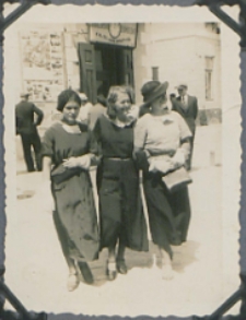 Fotografie z albumu rodziny Stanisławy Ladwiniec z Białej Podlaskiej : siostry Stanisława, Janina i Franciszka Ladwincówne na Placu Wolności