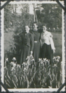 Fotografie z albumu rodziny Stanisławy Ladwiniec z Białej Podlaskiej : członkowie Stowarzyszenia Dzieci Maryi z Białej Podlaskiej