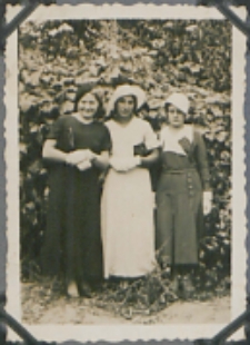 Fotografie z albumu rodziny Stanisławy Ladwiniec z Białej Podlaskiej : Janina Ladwiniec z koleżankami