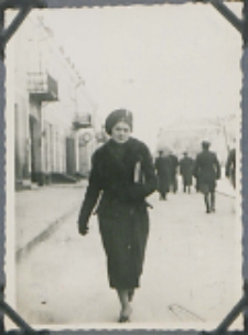 Fotografie z albumu rodziny Stanisławy Ladwiniec z Białej Podlaskiej : Stanisława Ladwiniec jako uczennica klasy handlowej Publicznej Szkoły Dokształcającej Zawodowej w Białej Podlaskiej