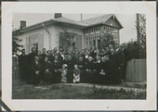 Fotografie z albumu rodziny Stanisławy Ladwiniec z Białej Podlaskiej : pamiątkowe zdjęcie przed domem rodzinnym po mszy prymicyjnej ks. Józefa Leona Dryżałowskiego