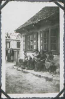 Fotografie z albumu rodziny Stanisławy Ladwiniec z Białej Podlaskiej : przed domem przy ul. Nowej