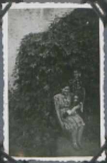 Fotografie z albumu rodziny Stanisławy Ladwiniec z Białej Podlaskiej : Stanisława Ladwiniec w ogrodzie przy domu na ul. Nowej