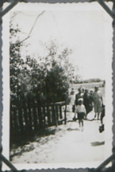 Fotografie z albumu rodziny Stanisławy Ladwiniec z Białej Podlaskiej : powrót mieszkańców ul. Nowej z jagodobrania