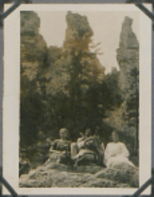 Fotografie z albumu rodziny Stanisławy Ladwiniec z Białej Podlaskiej : na wycieczce w górach
