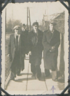 Fotografie z albumu rodziny Stanisławy Ladwiniec z Białej Podlaskiej : bialczanie na ul. Brzeskiej