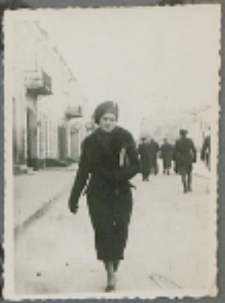 Fotografie z albumu rodziny Stanisławy Ladwiniec z Białej Podlaskiej : Stanisława Ladwiniec na Placu Wolności