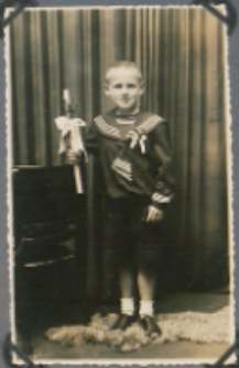 Fotografie z albumu rodziny Stanisławy Ladwiniec z Białej Podlaskiej: pamiątkowe zdjęcie Mieczysława Wierzbickiego z I Komunii Świętej