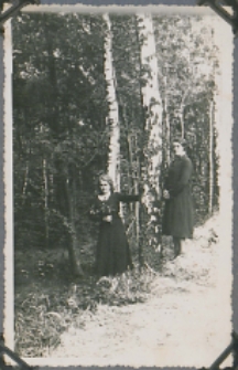 Fotografie z albumu rodziny Stanisławy Ladwiniec z Białej Podlaskiej : Janina Ladwiniec i Marianna Ladwiniec (po męzu Wierzbicka) na spacerze w lesie