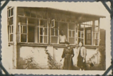 Fotografie z albumu rodziny Stanisławy Ladwiniec z Białej Podlaskiej: pracownicy Składu Materiałów Aptecznych i Farb J. Lisowskiej