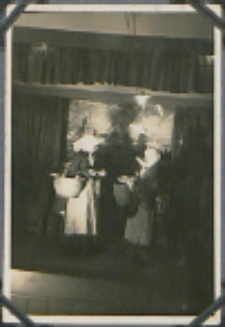Fotografie z albumu rodziny Stanisławy Ladwiniec z Białej Podlaskiej : przedstawienie teatralne w Szkole im. Królowej Jadwigi w Białej Podlaskiej