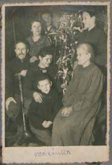 Fotografie z albumu rodziny Stanisławy Ladwiniec z Białej Podlaskiej : rodzina Ladwińców przy choince