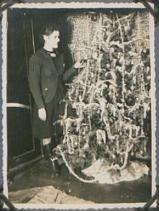 Fotografie z albumu rodziny Stanisławy Ladwiniec z Białej Podlaskiej : Stanisława Ladwiniec przy choince